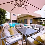 Villa Dalia, Personnels Et Option Piscine