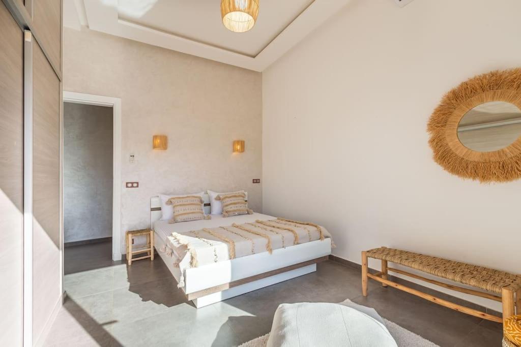 Villa Dalia, Personnels Et Option Piscine *