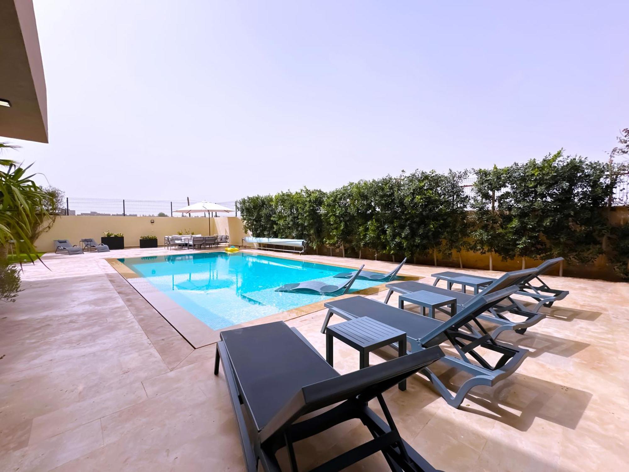 Dalia, Personnels Et Option Piscine Villa