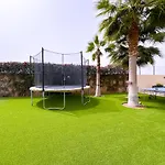 Villa Dalia, Personnels Et Option Piscine