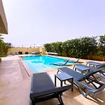 Villa Dalia, Personnels Et Option Piscine