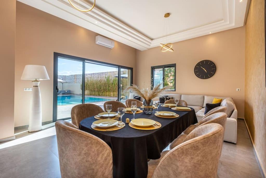 Villa Dalia, Personnels Et Option Piscine *
