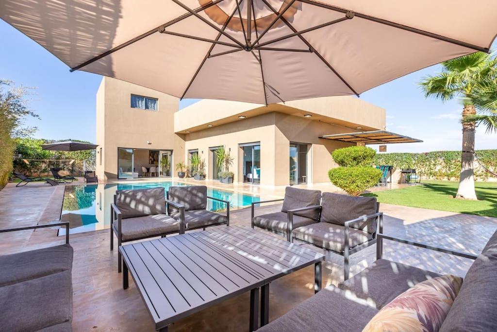 Dalia, Personnels Et Option Piscine