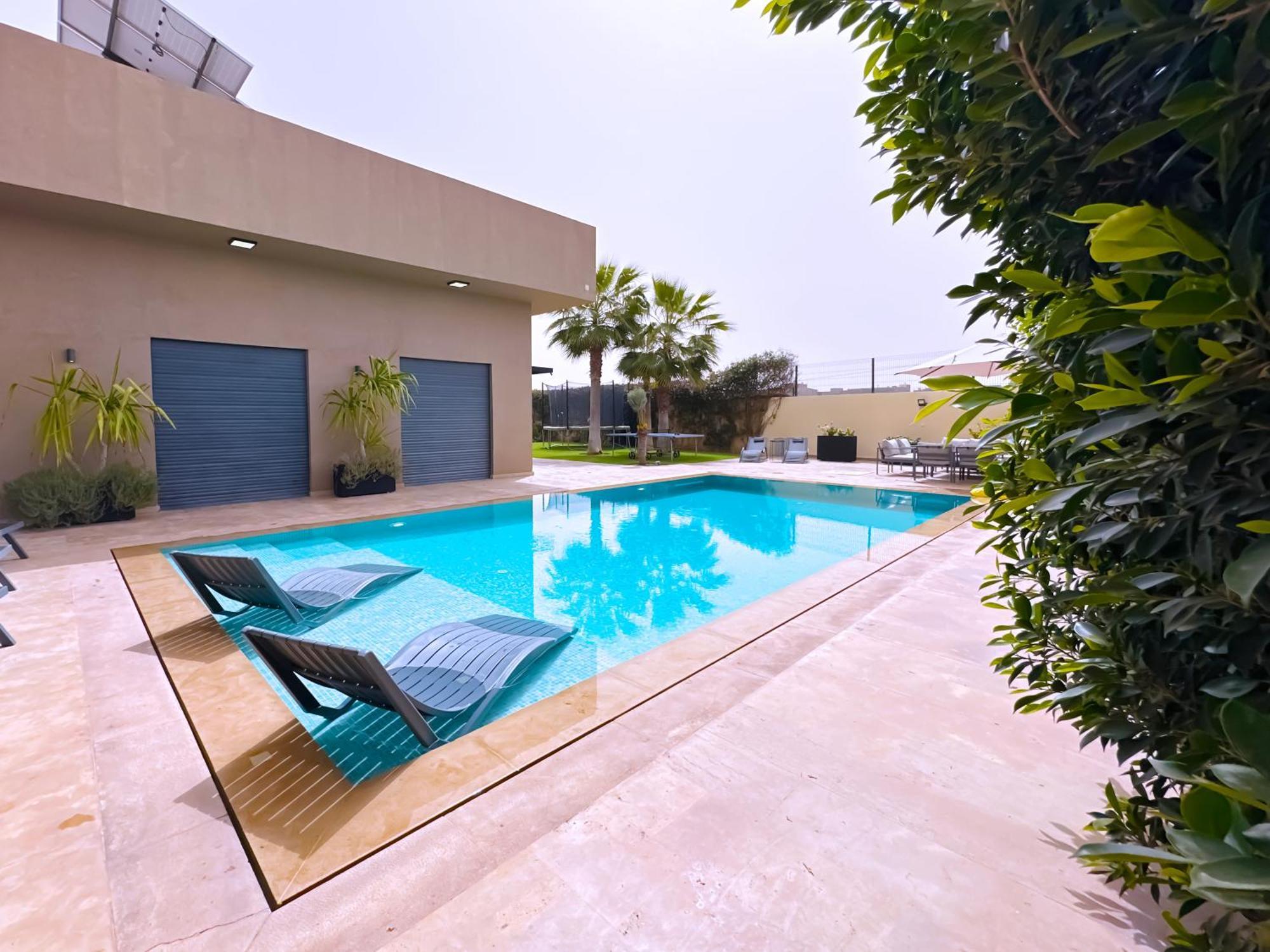 Villa Dalia, Personnels Et Option Piscine