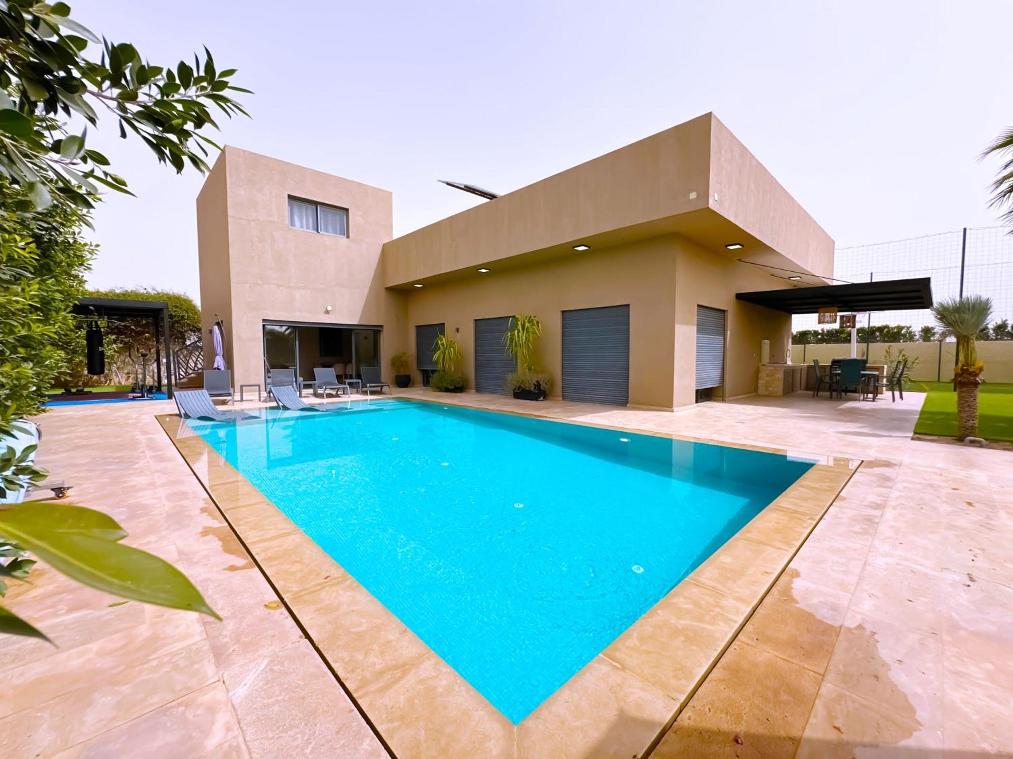 Villa Dalia, Personnels Et Option Piscine *
