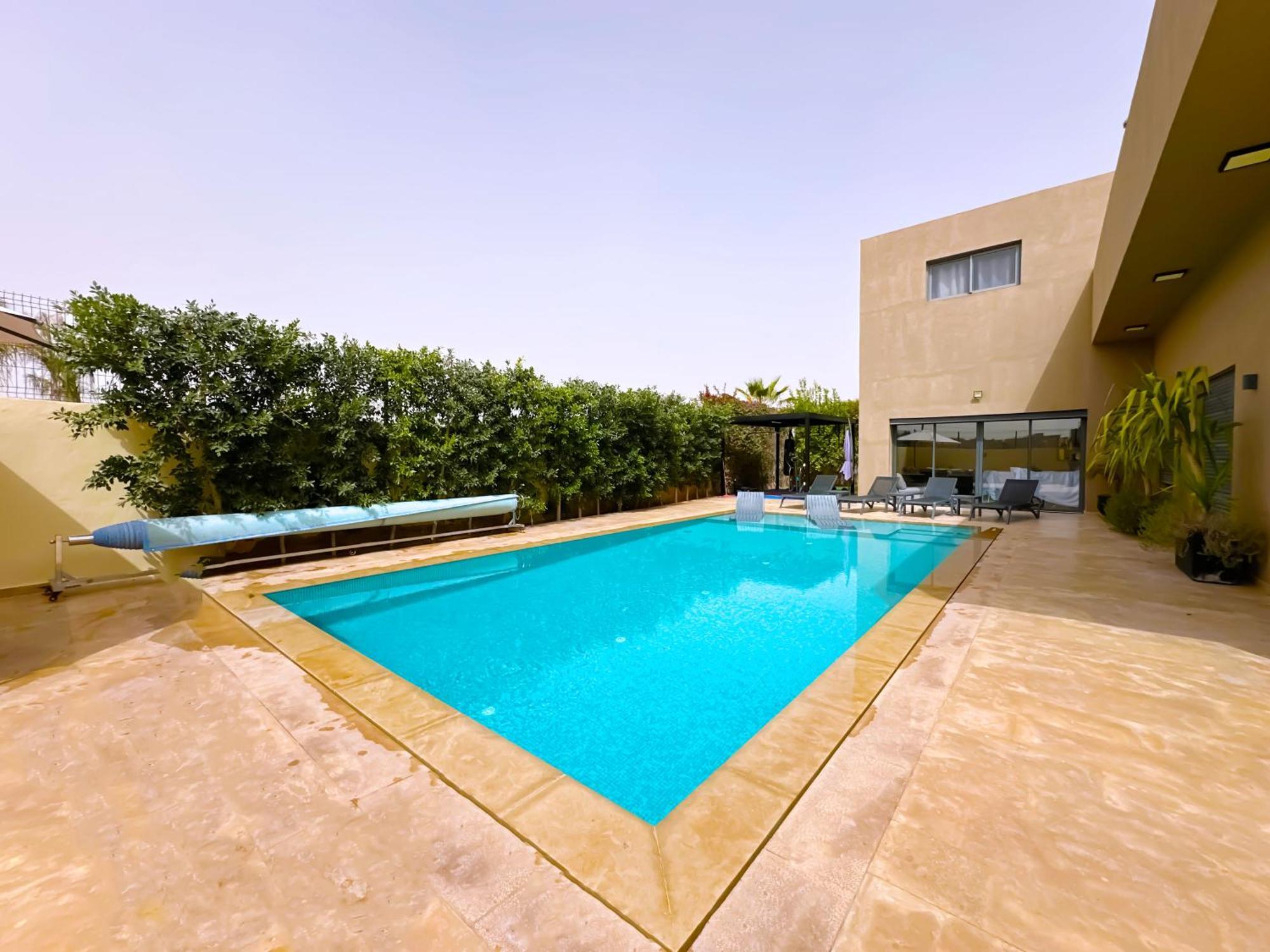 Dalia, Personnels Et Option Piscine