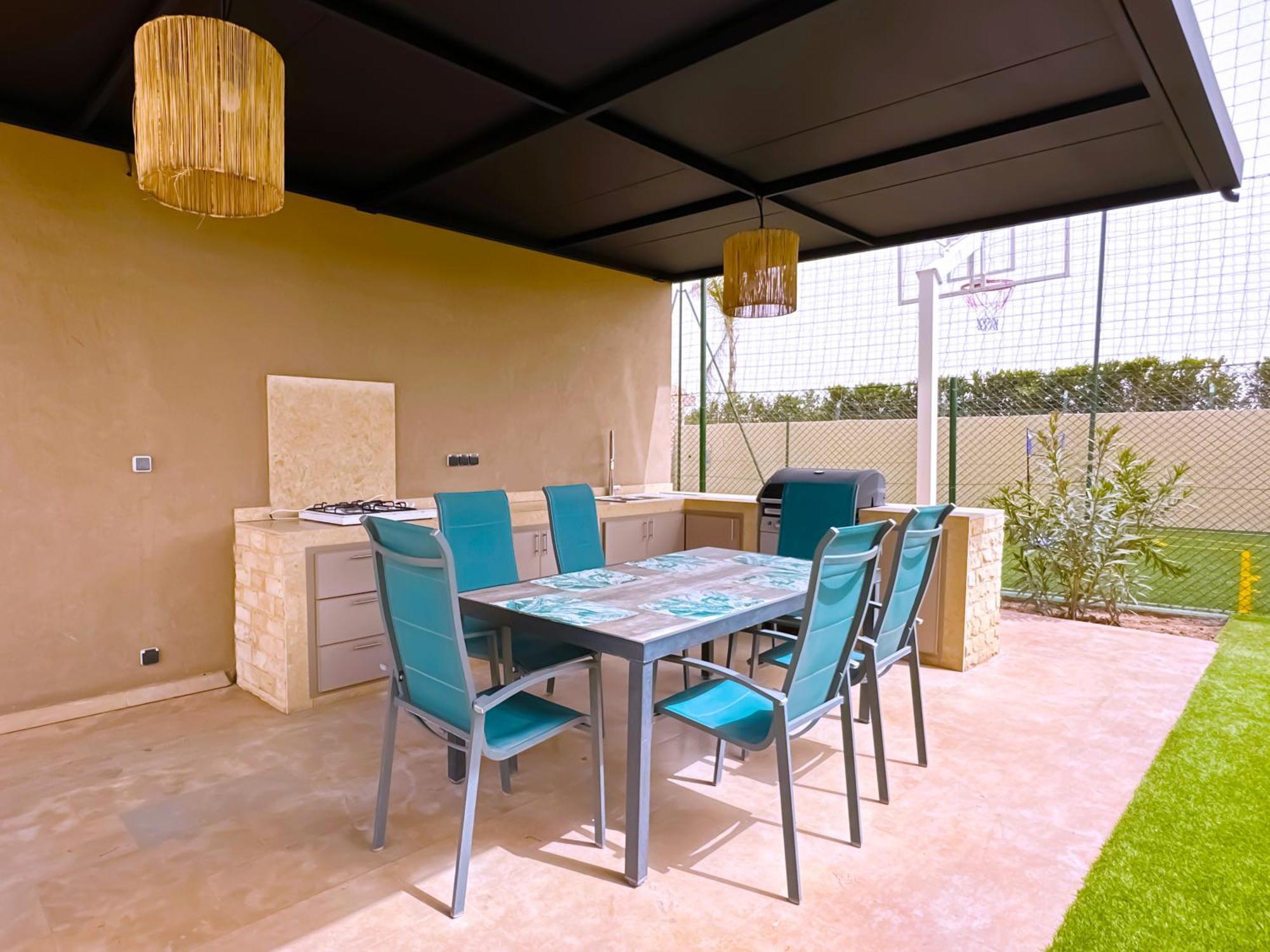 Dalia, Personnels Et Option Piscine
