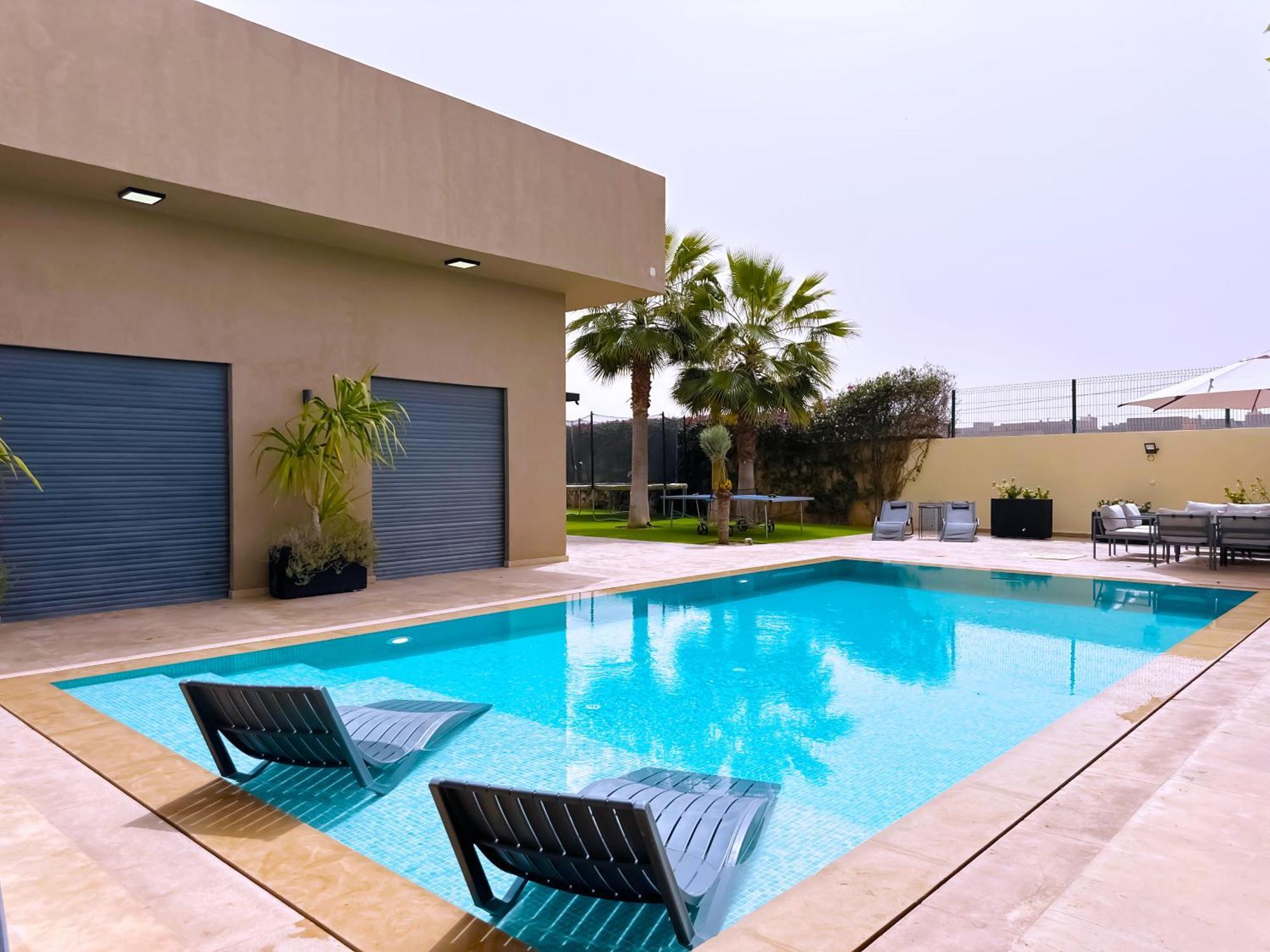 Dalia, Personnels Et Option Piscine Villa