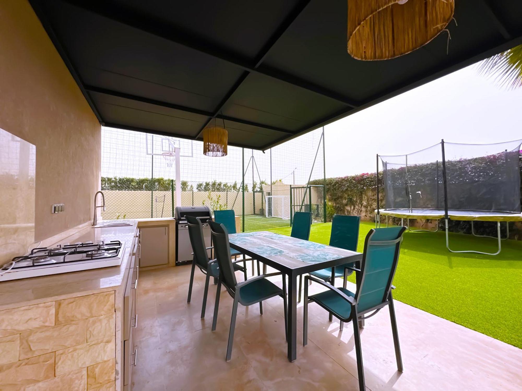 Dalia, Personnels Et Option Piscine *